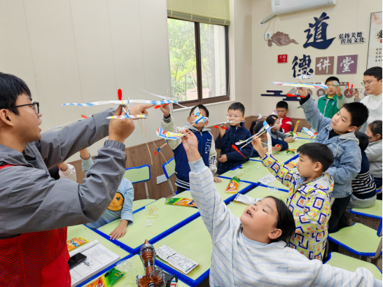 “翼”起玩科技 童心探苍穹 黄河社区无人机科普教育小组活动