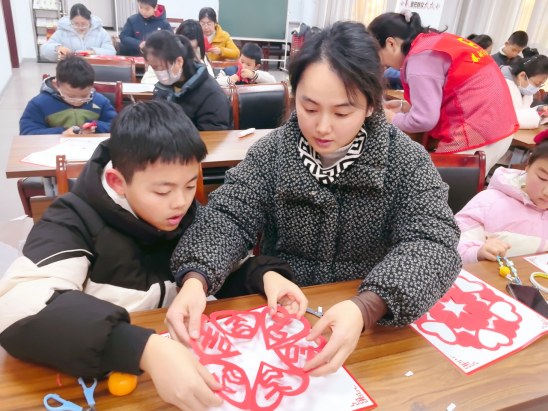 “巧手剪窗花 亲子庆元旦” --项里街道黄河社区亲子剪窗花活动