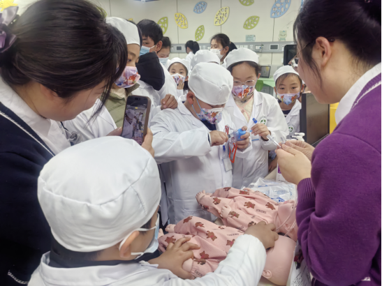“小小医者初体验 童心致敬白衣天使”职业体验活动