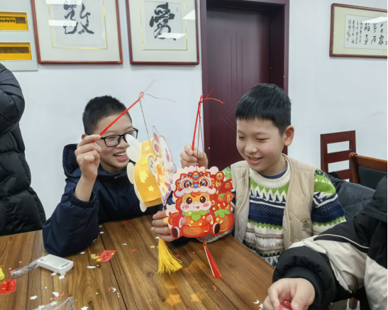 “元宵节 做花灯” --项里街道黄河社区居委会活动